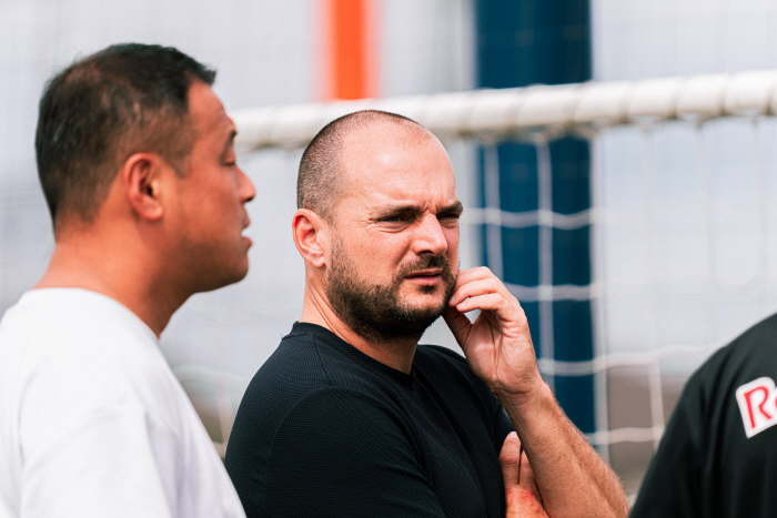 This is RB style? During the competition for promotion to the first division, the coach was suddenly replaced, and why is he so restless?