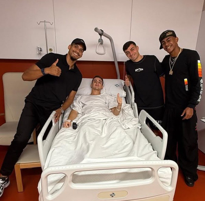 A true hero is made the moment he falls and stands up Gabi lying on the bed, Amal next to him...In addition, knee surgery is absent for up to 5 months, full support