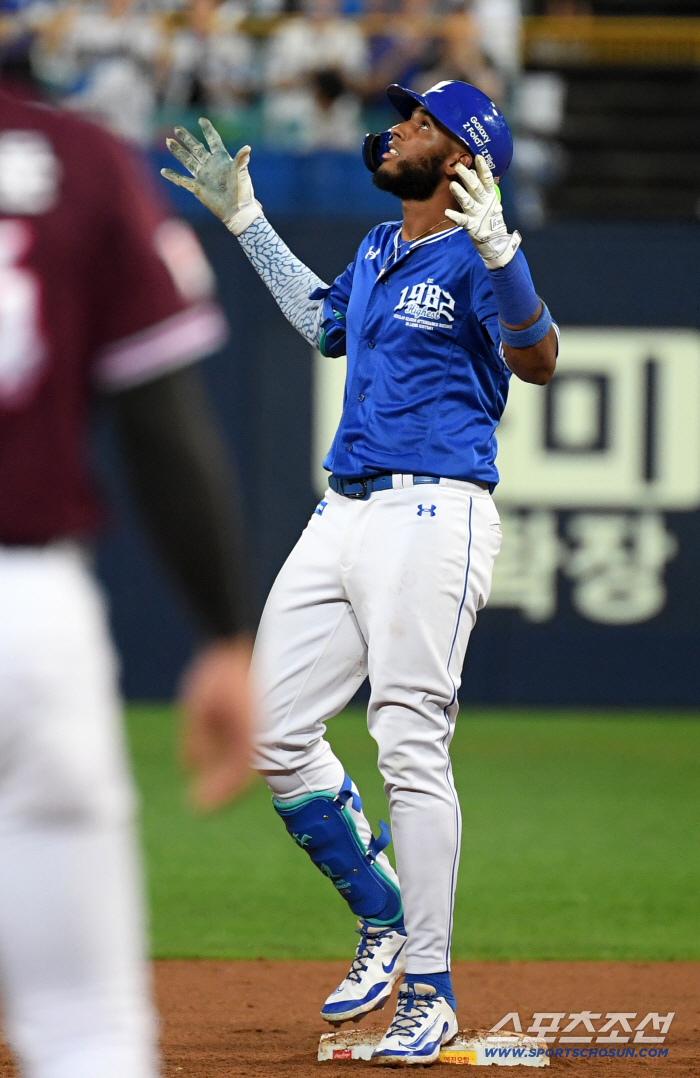 Wow, crazy. 2015 monster Park Byung-ho surpassed Diaz, KBO's record for most RBIs ever