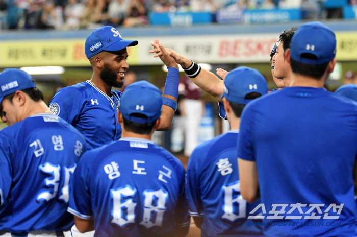 Wow, crazy. 2015 monster Park Byung-ho surpassed Diaz, KBO's record for most RBIs ever