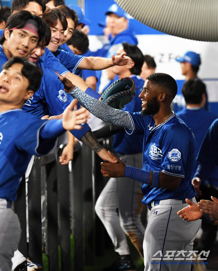 Wow, crazy. 2015 monster Park Byung-ho surpassed Diaz, KBO's record for most RBIs ever