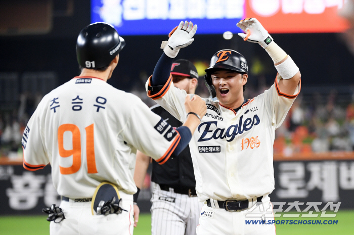 Even a rookie doesn't know the rules, and Kim Young-woo's snowball, which threw a ball to the third baseman, lost four runs (Daejeon site)