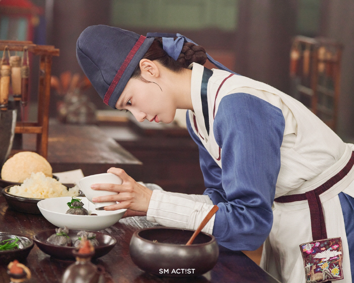 Yoona Minimizes Stand-Ins in Drama Cooking Scenes