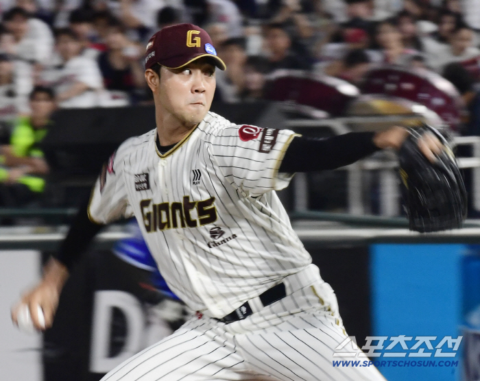It's carved in the 160km Busan night sky! A standing ovation at one stroke, a great advance…Awakening for the first time in 9 years → 3 innings in 2,696 days, standing ovation for Busan fans 