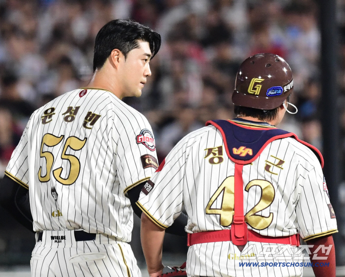 It's carved in the 160km Busan night sky! A standing ovation at one stroke, a great advance…Awakening for the first time in 9 years → 3 innings in 2,696 days, standing ovation for Busan fans 