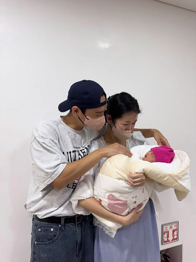 Kim Ji-hye hugs twins for the first time in the neonatal intensive care unit. My baby is finally embraced