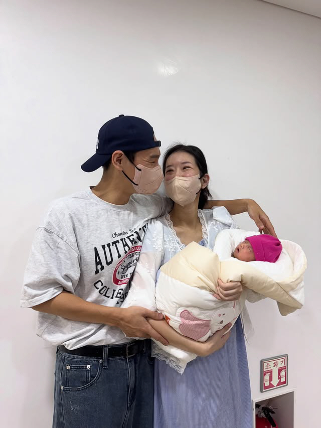Kim Ji-hye hugs twins for the first time in the neonatal intensive care unit. My baby is finally embraced