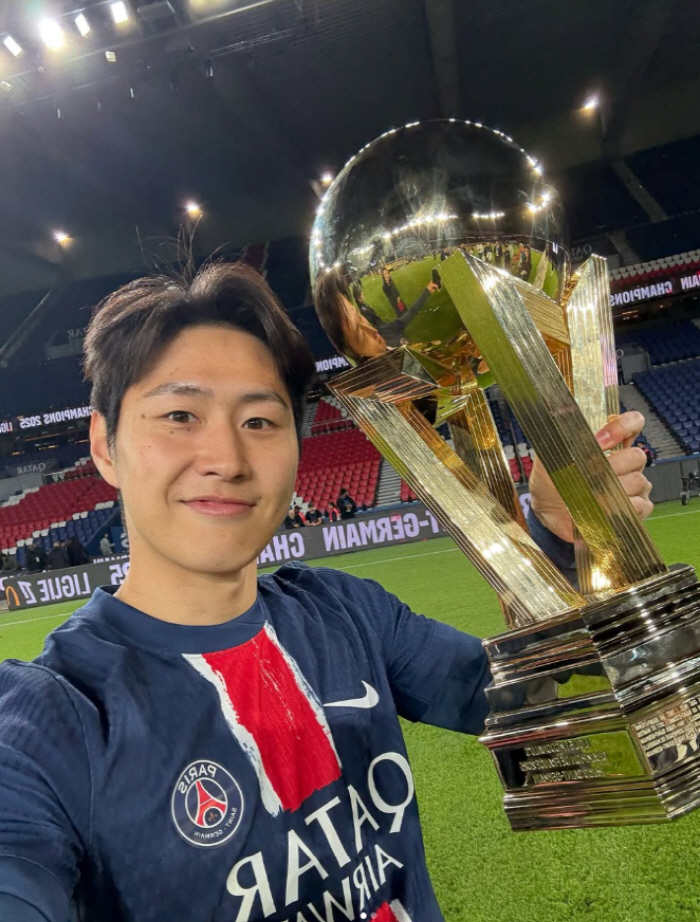 The most to advance to the World Cup for 11 consecutive times → One candidate for the Soccer AFC Awards...PSG Shinhwa Lee Kang-in tries to win the International Player Award following Son Heung-min → Kim Min-jae