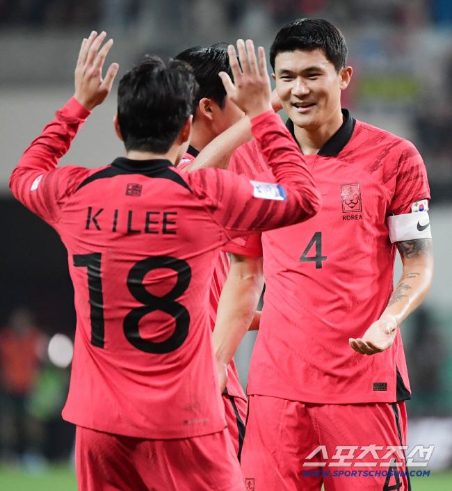 The most to advance to the World Cup for 11 consecutive times → One candidate for the Soccer AFC Awards...PSG Shinhwa Lee Kang-in tries to win the International Player Award following Son Heung-min → Kim Min-jae