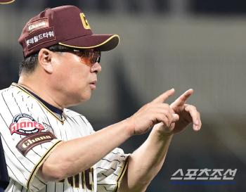 No giving up until the end. One loss is left until fall baseball is eliminated...The last home game without Na Kyun, coach Kim Tae-hyung's determination to win 