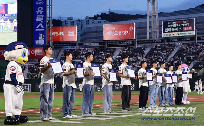  2026 Rookie Players Say First Greetings to Busan Home Fans