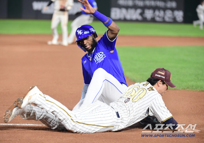  Diaz is out at 3rd base