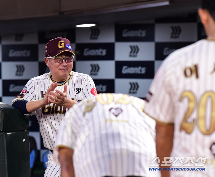  Director Kim Tae-hyung smiles while looking at the 2026 rookie players