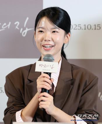 Doyoung-seo's clear smile at the movie meeting house