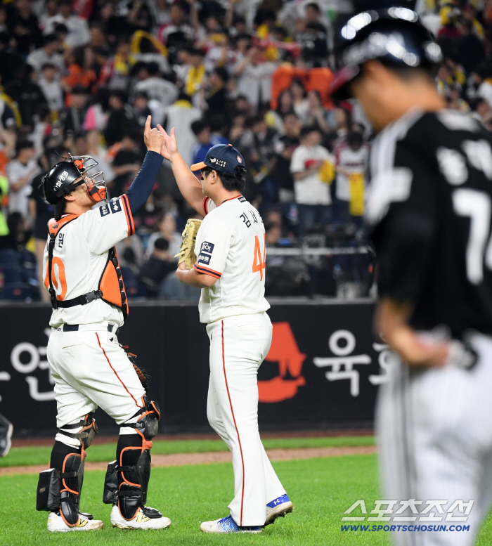  Hanwha's Lee Jae-won and Kim Seo-hyun caught No. 1 LG