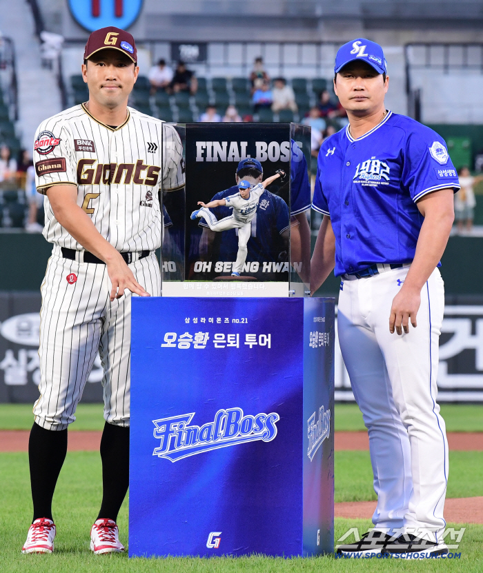  Jeon Jun-woo delivering figures to Oh Seung-hwan to commemorate his retirement tour
