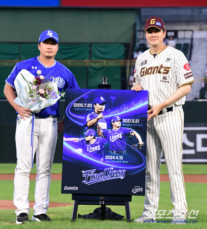  Kim Won-joong is delivering a commemorative frame to Oh Seung-hwan
