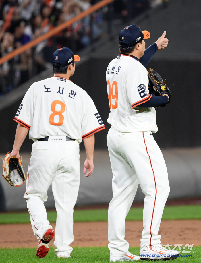  Left fielder Moon Hyun-bin's stellar defense, praised by starting pitcher Ryu Hyun-jin