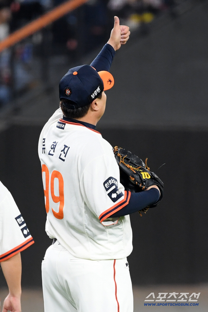  Left fielder Moon Hyun-bin's stellar defense, praised by starting pitcher Ryu Hyun-jin