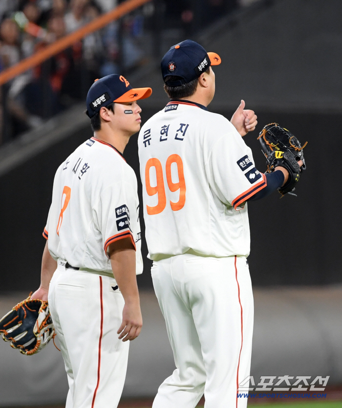  Left fielder Moon Hyun-bin's stellar defense, praised by starting pitcher Ryu Hyun-jin
