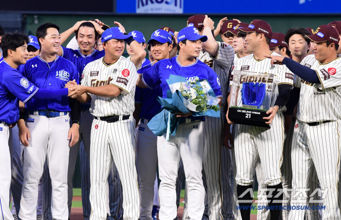 Lotte Kim Sang-soo smiles with his Samsung hat on