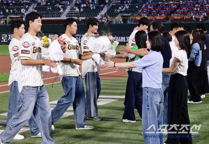  Lotte Rookie is giving her mother a bouquet of flowers
