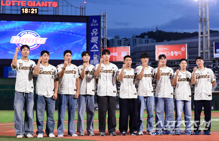  Lotte Rookie who said hello to their home fans in Busan for the first time