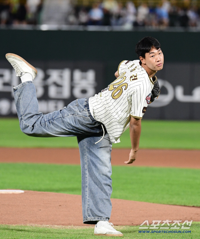  Lotte Round 1 Rookie Shin Dong-gun visited Sajik Stadium and threw a strong pitch