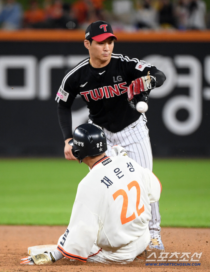  Oh Jihwan tagging Chae Eunsung