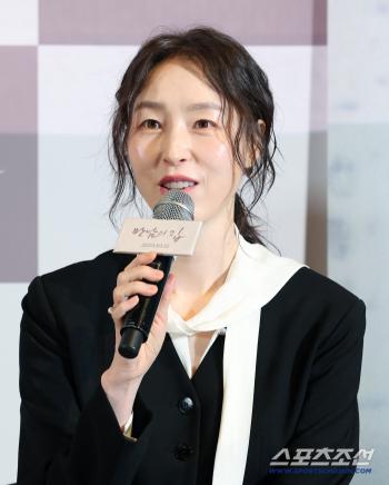  Ok Ji-young in the movie 'House of Meeting'
