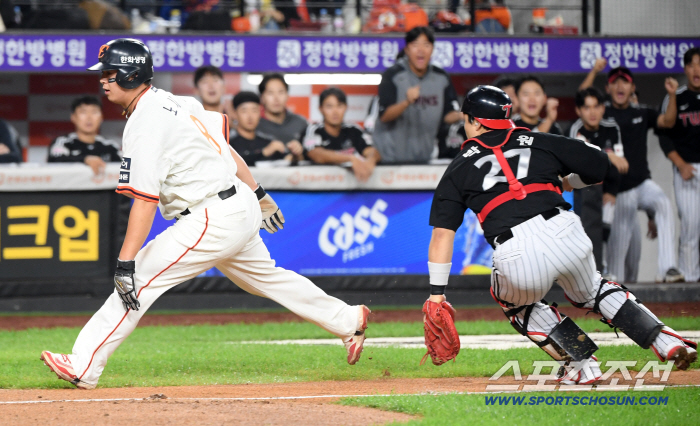  Roh Si-hwan scored a tie in a rundown situation