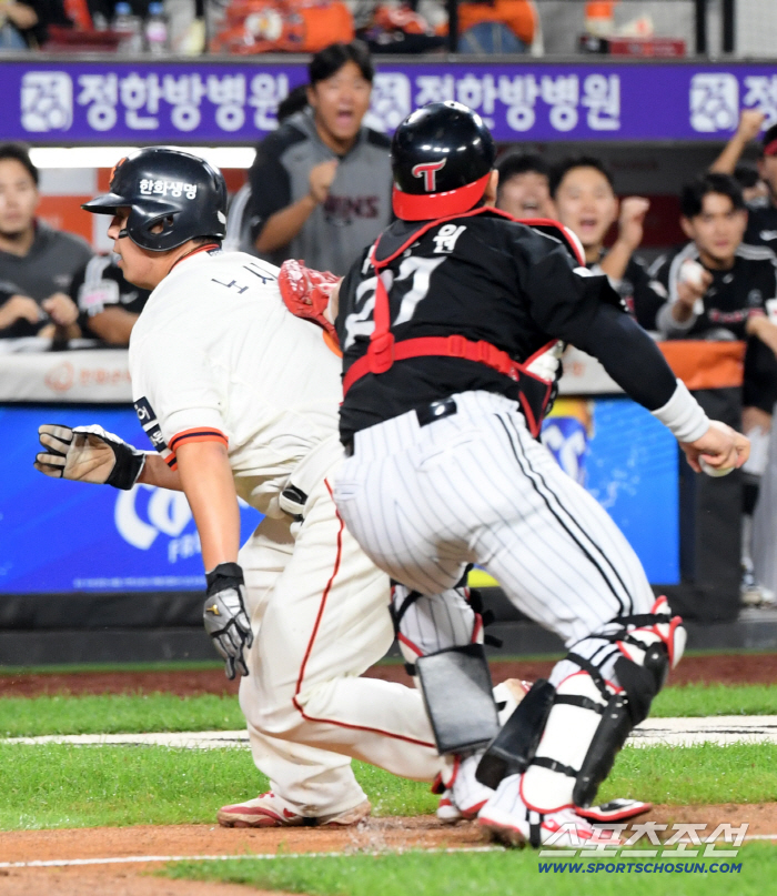  Roh Sihwan got the tag, but the ball is in his hand