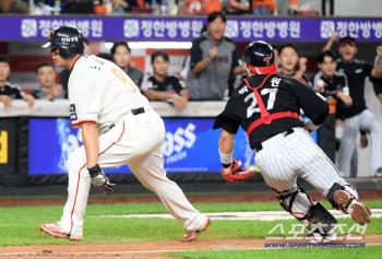  Roh Sihwan, Park Dongwon, empty-handed tag