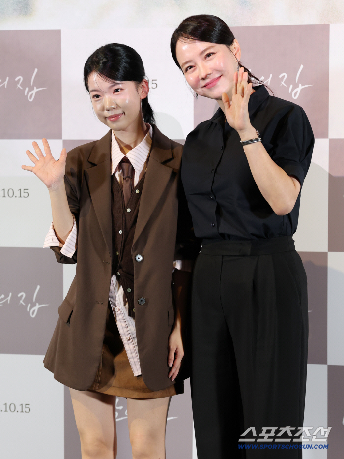  Song Jihyo, Do Youngseo, a kind greeting