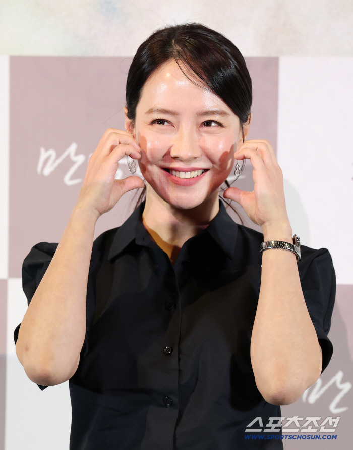  Song Jihyo, the house of meeting, a cheek heart with a bright smile
