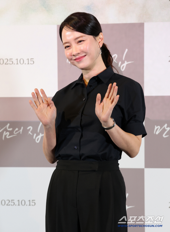  Song Jihyo, the meeting house, greets with a bright smile