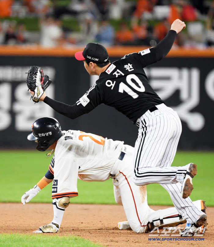  Tag out after Chae Eun Sung's hit