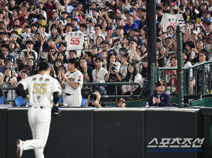  YOON SUNG BIN going down the mound to be applauded by fans