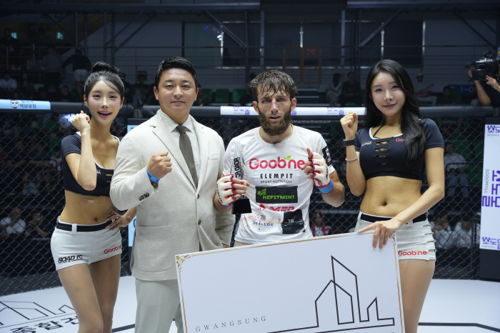 Chairman of Akiuno General Construction Park Joon-hyuk Awards Trophy to victorious Rasul Omarov 