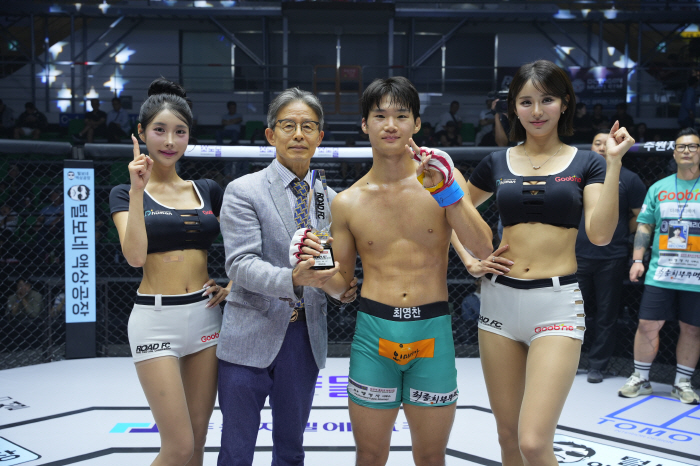 Director Jung Woo-moon of Jung Hospital presents a trophy to Choi Young-chan who won. 