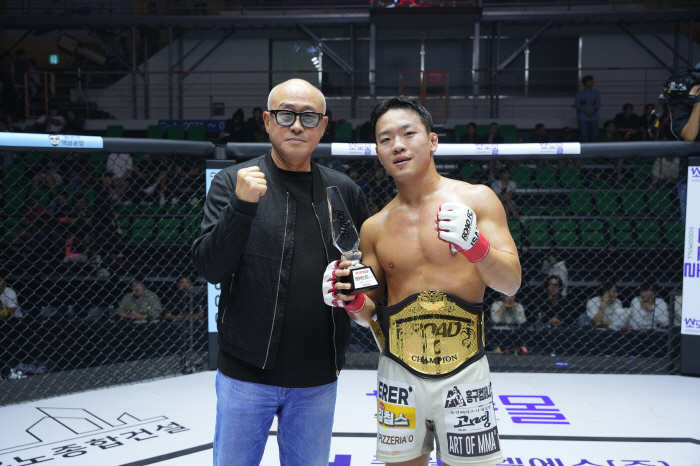 GN Food China Branch CEO Kim Young-chul Awards Trophy to Lee Jung-hyun, who won 
