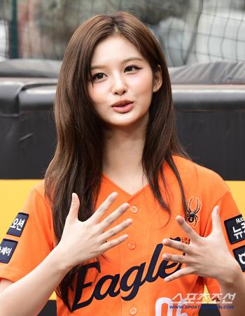 Jang Ka-seol-yoon from Daejeon visits Hanwha Daejeon Stadium and is excited to wear eagle uniforms for the first time in his life (Daejeon site)