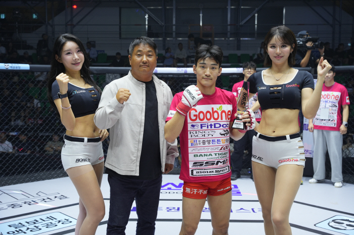 Jeju Special Self-Governing Province MMA General Association Chairman Kim Jong-sik presents a trophy to Lee Jae-hoon, who won. 