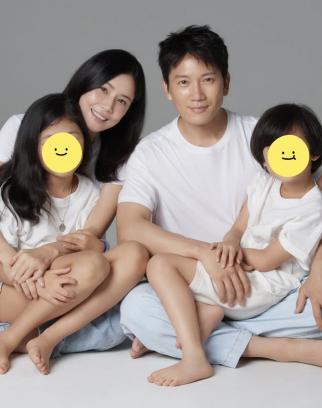 Jisung ♥ Lee Bo-young reveals family photo to celebrate 12th wedding anniversary..Happy moment with son and daughter