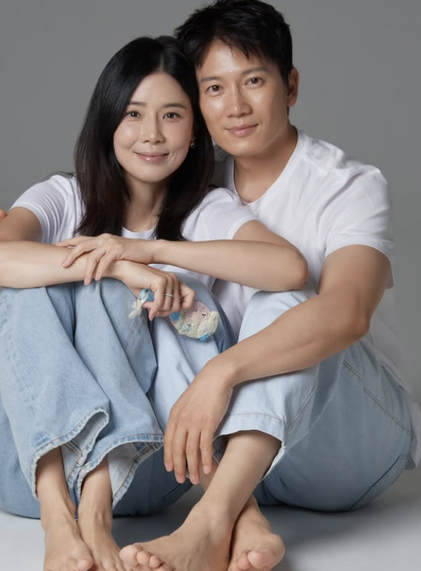 Jisung ♥ Lee Bo-young reveals family photo to celebrate 12th wedding anniversary..Happy moment with son and daughter
