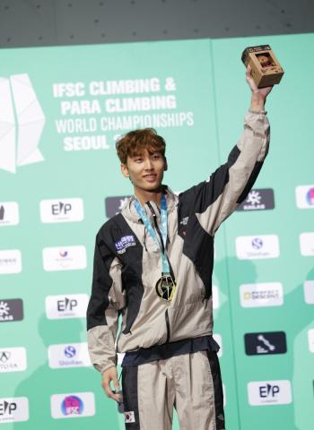 Korean national team Lee Do-hyun 2025 IFSC Seoul Sports Climbing World Championships Lead Gold Medal, Korea Climbing's first medal ever!