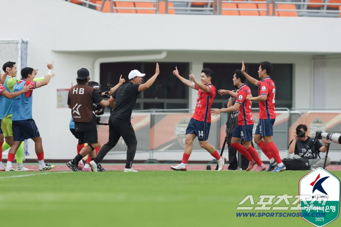 Lee Dong-kyung, a late sergeant, won 2-0 over Kim Cheon and Lee Dong-hee's exit port, where one goal and one AS football was killed! The second highest rank after Jeonbuk has been confirmed!