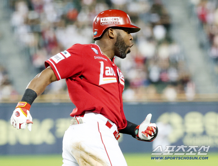  Cheering Herredia makes a timely two-run hit in the ninth inning
