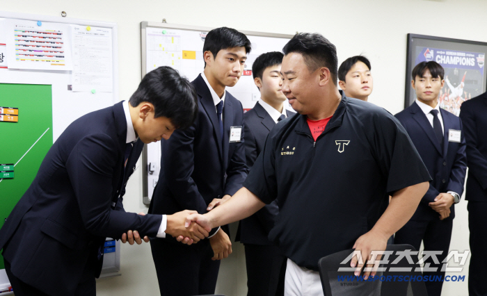  Director Lee Beom-ho's first meeting with baby tigers