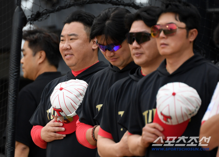  Director Lee Beomho, let's laugh today